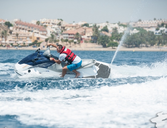  D'un côté du jet ski en mouvement 